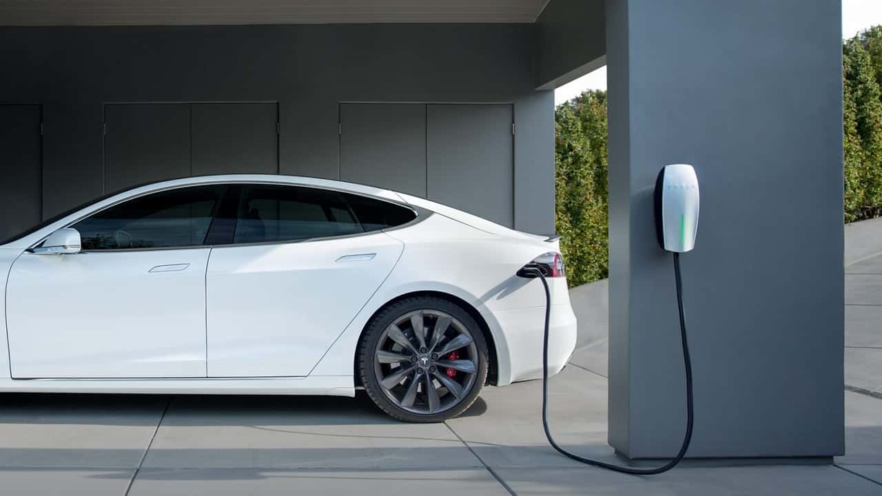 Tesla - Ag Energy Installa colonnine di ricarica a Bologna